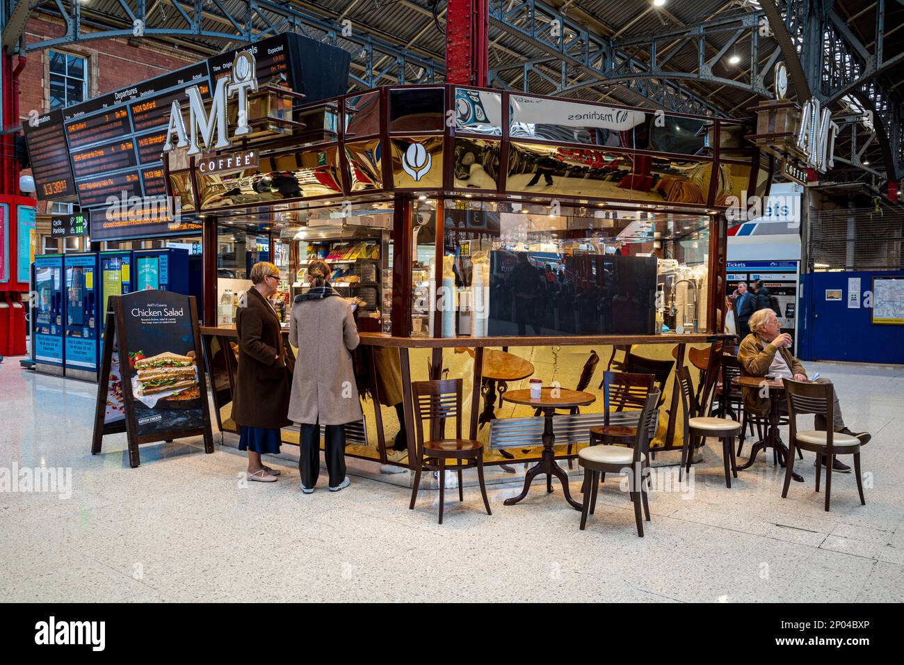 AMT Kaffee stand Bahnhof Marylebone London. AMT Kaffee ist eine britische Kette der kaffeehäuser vor allem in Bahnhöfen entfernt. Stockfoto