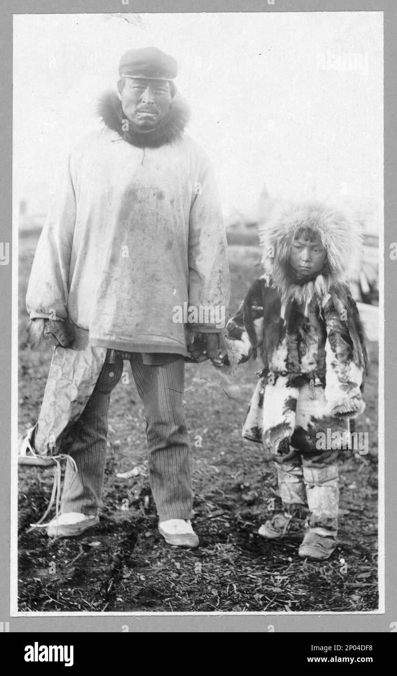 Eskimo Vater und Kind. Frank and Frances Carpenter Collection , Gift; Mrs. W. Chapin Huntington; 1951, Eskimos,Alaska,1890-1940, Indians of North America,Alaska,1890-1940, Vathers & children,Alaska,1890-1940, United States,Alaska Stockfoto