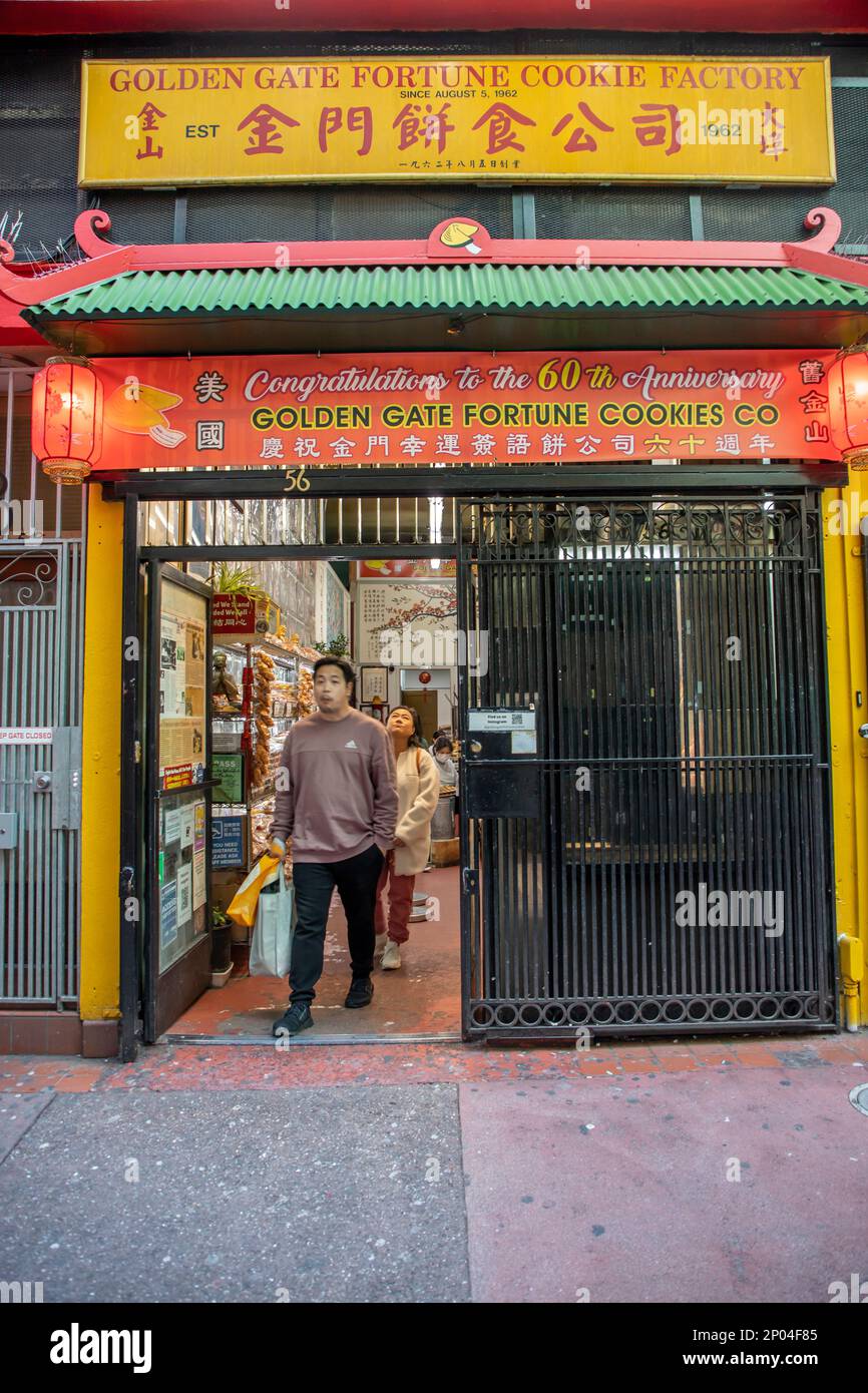 Golden Gate Fortune Cookie Factory in San Franciscos Chinatown ist ein beliebter Halt für Touristen, die in die Stadt reisen. Stockfoto