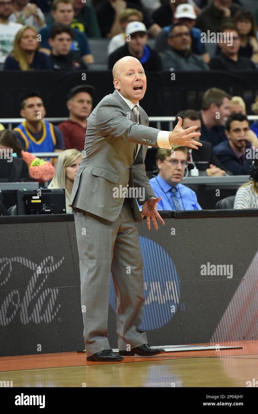 SACRAMENTO, CA - MARCH 19: Cincinnati Bearcats head coach Mick Cronin directs his team during the first half of the UCLA Bruins game versus the Cincinnati Bearcats in their NCAA Division I Men's Basketball Championship second round game on March 19, 2017, at Golden 1 Center in Sacramento, CA. (Photo by Chris Williams/Icon Sportswire) (Icon Sportswire via AP Images) Stockfoto