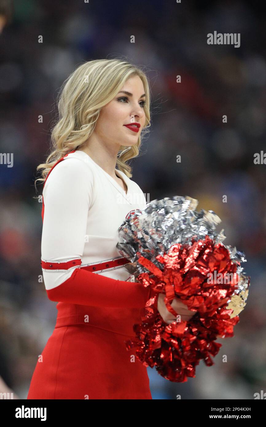 BUFFALO, NY - MARCH 18: Wisconsin Badgers cheerleader cheers during the NCAA Division 1 Men's Basketball Championship game between Wisconsin Badgers and Villanova Wildcats at the Key Bank Center in Buffalo, NY. (Photo by Jerome Davis/Icon Sportswire) (Icon Sportswire via AP Images) Stockfoto