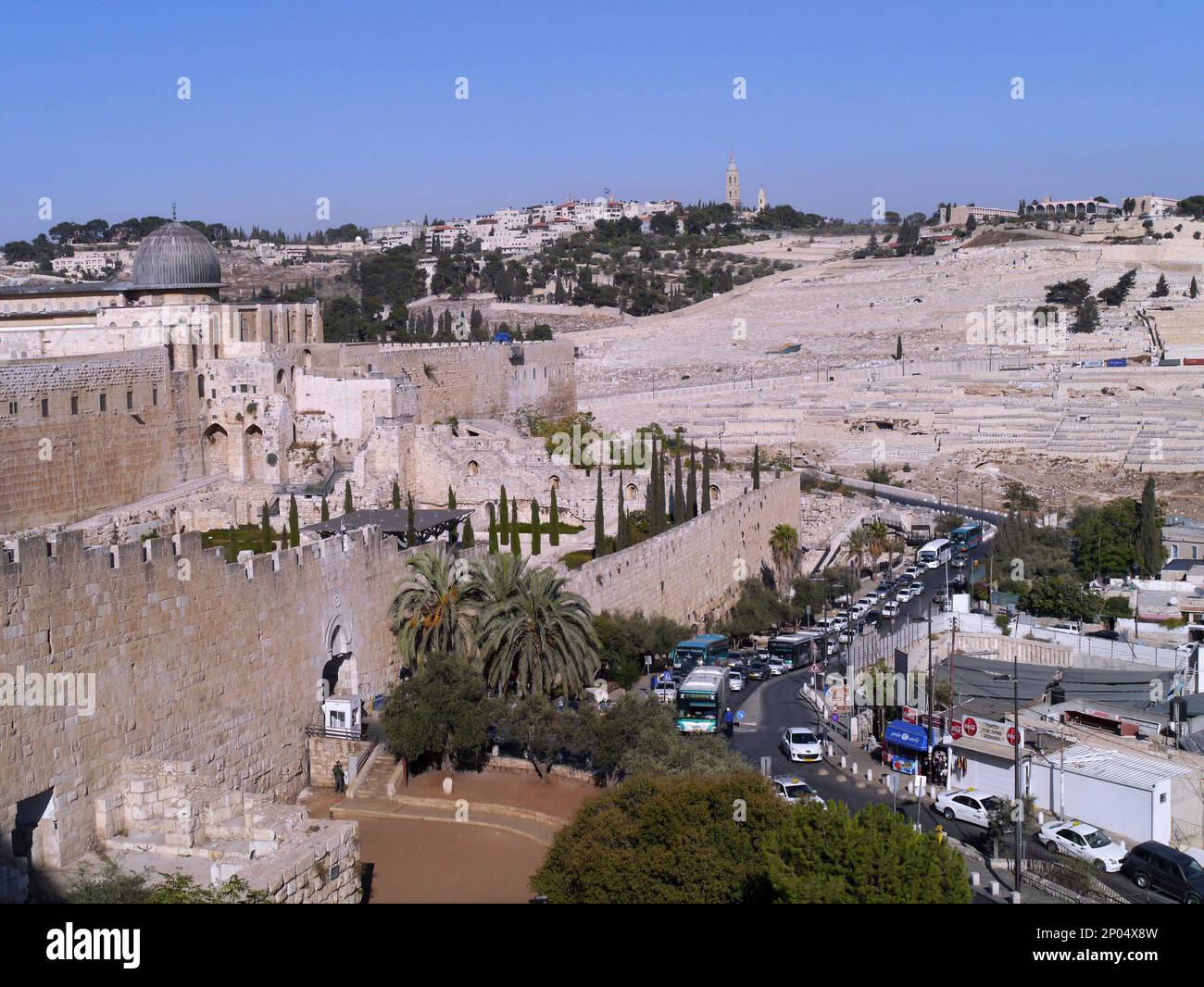 Verkehr um die alten Stadtmauern von Jerusalem, unter dem Ölberg Stockfoto