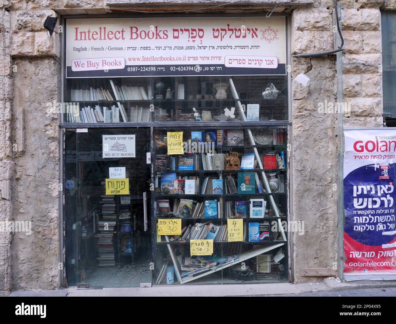 Mehrsprachiger Buchladen im alten Steingebäude in Jerusalem Stockfoto