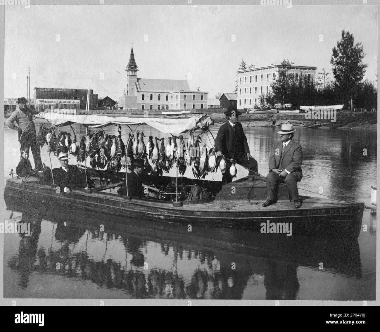 Marshall Erwin vor einem Boot, das Enten tötet. Frank and Frances Carpenter Sammlung, Gift; Mrs. W. Chapin Huntington; 1951, Ducks,Alaska,Fairbanks,1890-1930, Boats,Alaska,Fairbanks,1890-1930, Waterfront,Alaska,Fairbanks,1890-1930, Entenschießen, Alaska, Fairbanks, 1890-1930, USA, Alaska, Fairbanks Stockfoto