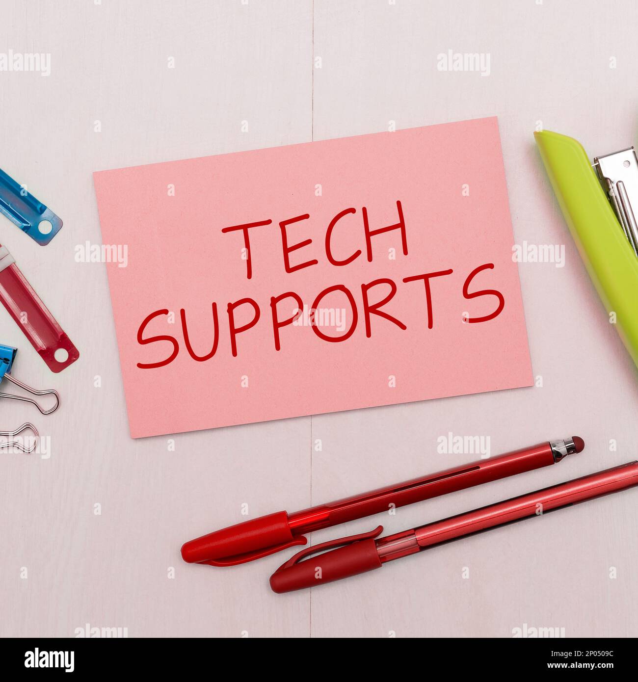 Schreiben Text anzeigen Tech Supports. Hilfe zum Geschäftsansatz durch Techniker Online oder Call Center Customer Service Stockfoto