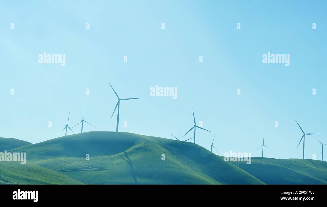 Kaliforniens wunderschönes Schauspiel alternativer Energie, die moderne Windmühle. Stockfoto