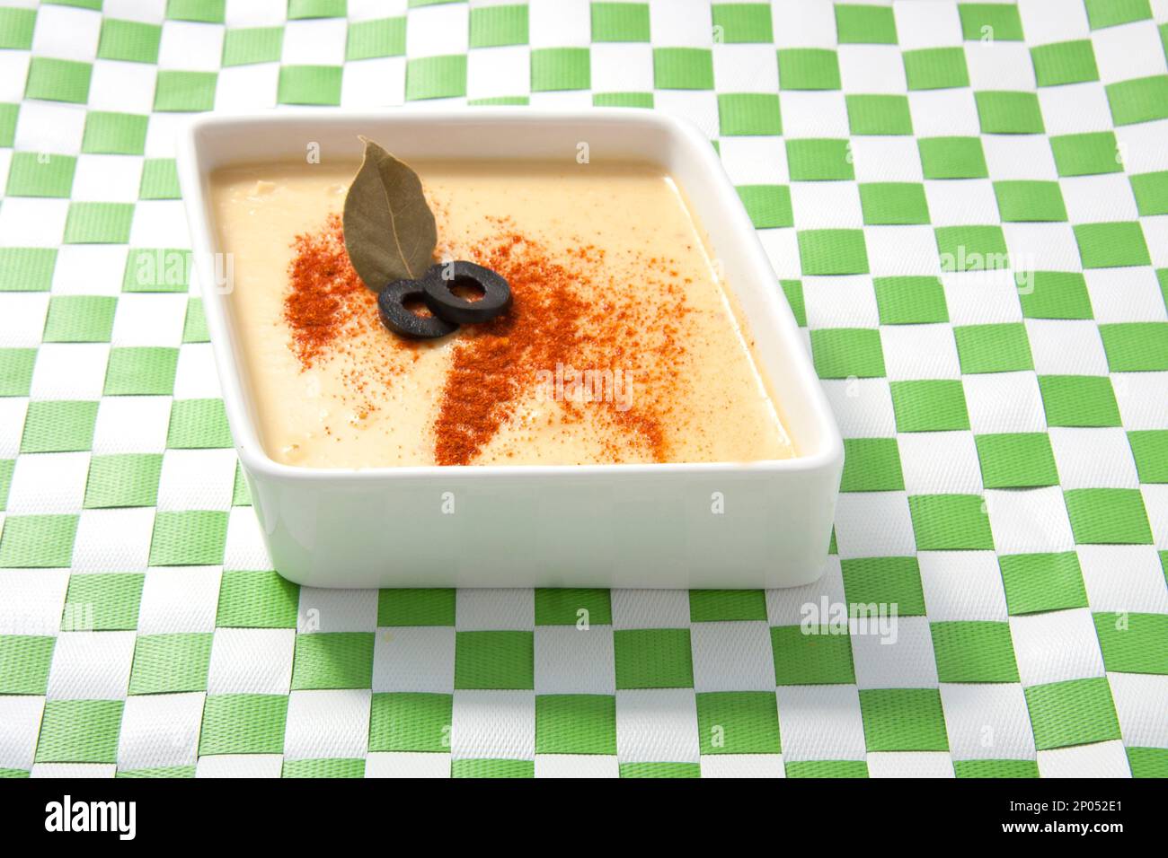 Frischer Hummus-Dip mit Paprika und Oliven Stockfoto