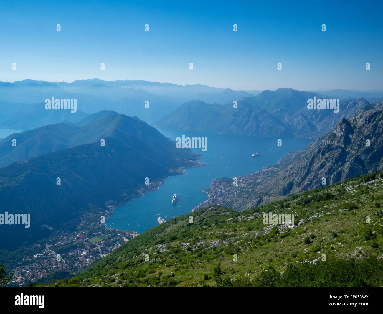 kotor Bay zwischen den felsigen Bergen, Montenegro Stockfoto