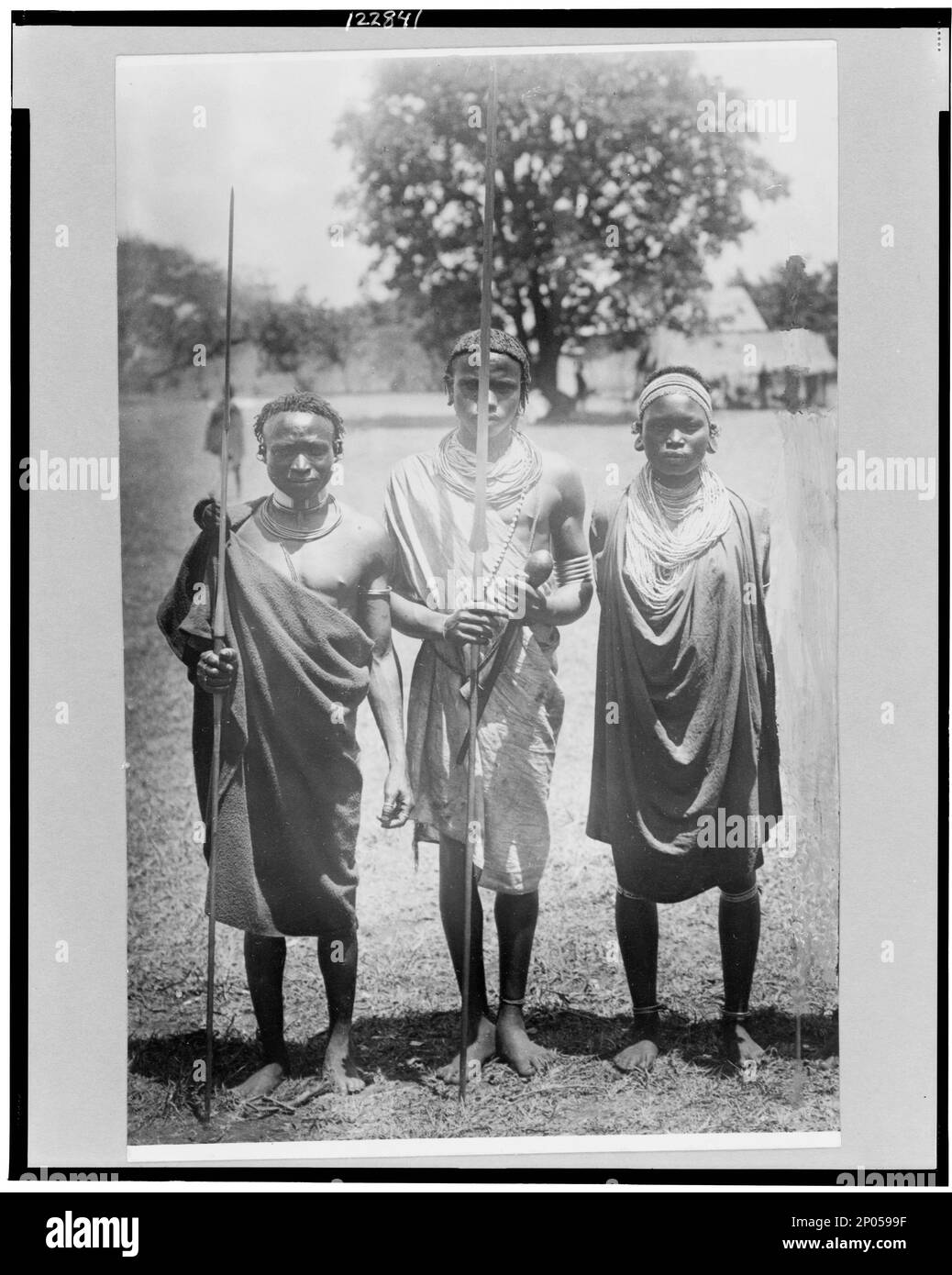 Drei Nandi-Krieger, Porträt in voller Länge, stehend, nach vorne gerichtet, Afrika. Foto: Verleger Photo Service, New York City, Frank and Frances Carpenter Collection , Nandi (Afrikaner), Bekleidung und Kleidung, 1870-1930, Krieger, Afrika, 1870-1930. Stockfoto