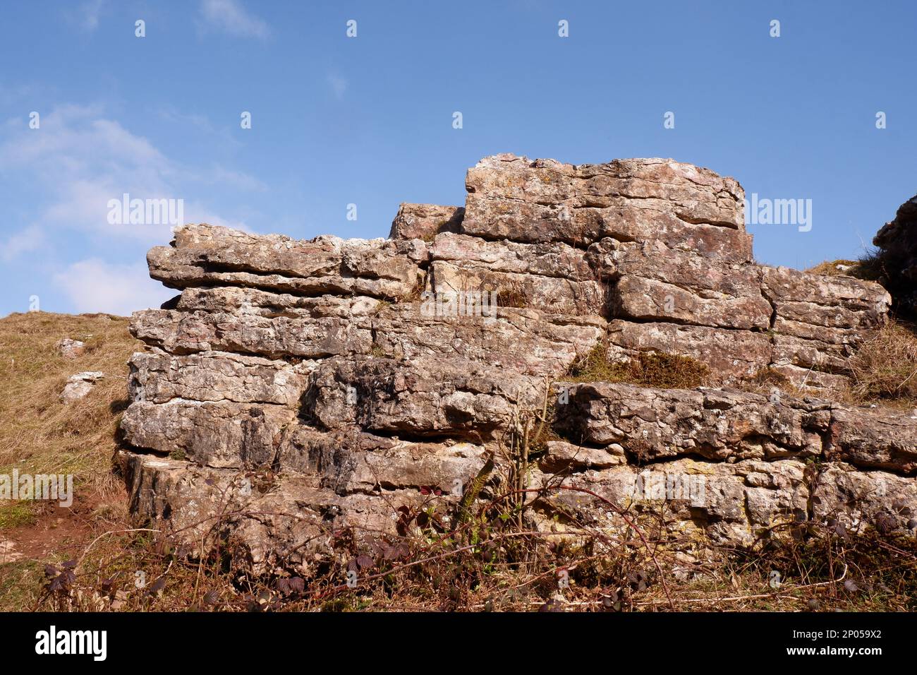 März 2023 - Felsformationen in den Hügeln der Mendips in Ubly Warren bei Charterhouse, Somerset, Großbritannien. Stockfoto