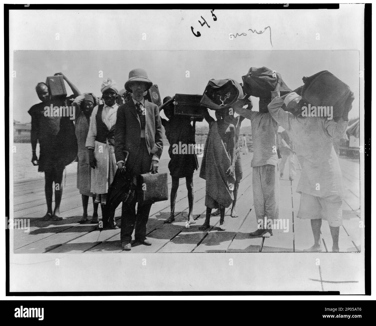 Gepäckträger, die Gepäck auf Bahnsteig, Uganda Railroad, Ca. 1919. Titel und sonstige Angaben, die von der Titelkarte und dem Artikel Nr. 645, Frank und Frances Carpenter Collection, abgeschrieben wurden. Stockfoto