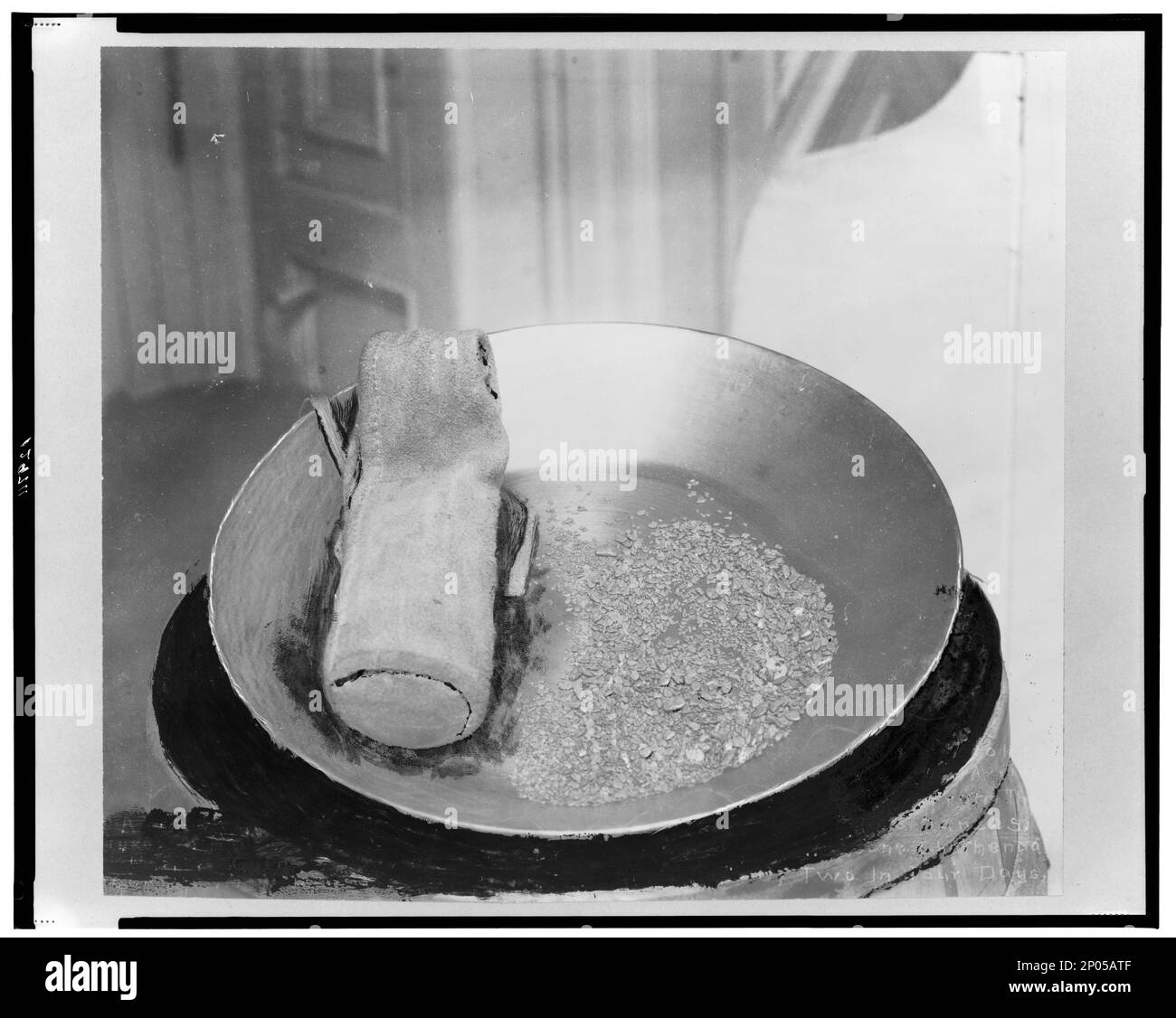 Gold in der Pfanne. Frank and Frances Carpenter Collection , Gift; Mrs. W. Chapin Huntington; 1951, Gold,Alaska,1910-1920, Töpfe & Pfannen,Alaska,1910-1920, Vereinigte Staaten,Alaska Stockfoto