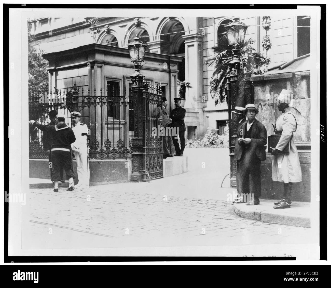 Der Eingang zur amerikanischen Botschaft in Konstantinopel--Blaue Jacken kontrollieren den Verkehr am Tag der Gedenkfeier für Präsident Harding. Frank and Frances Carpenter Collection , in Album: European Pictures (1923 Trip), no 1431, Copyright by Carpenter's World Travels, Gates, Türkei, Istanbul, 1920-1930, Botschaften, Türkei, Istanbul, 1920-1930. Stockfoto