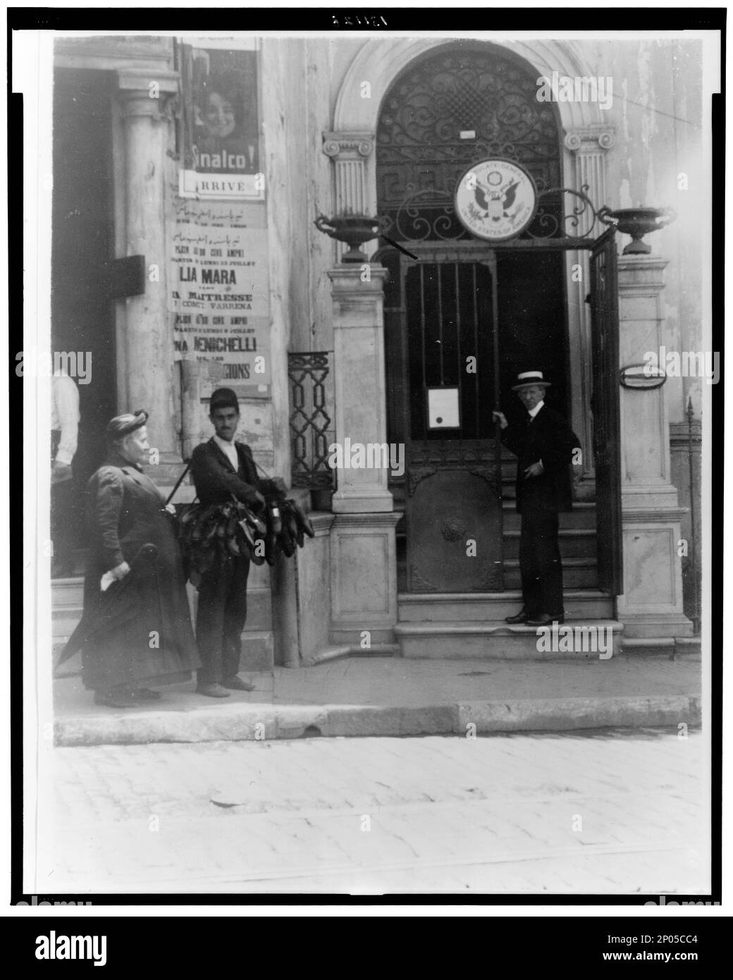 Mr. Carpenter betritt das amerikanische Konsulat in Konstantinopel. Frank and Frances Carpenter Collection , in Album: European Pictures (1923 Trip), no 1387, Copyright by Carpenter's World Travels, Carpenter, Frank G,(Frank George),,1855-1924,Journeys,Türkei,Istanbul, Doors & Doorways,Türkei,Istanbul,1910-1920, Konsulate,Türkei,Istanbul,1910-1920. Stockfoto