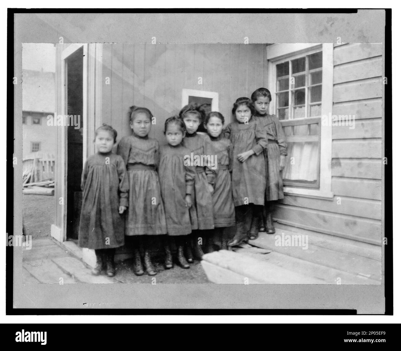 Kinder der Heiligen Kreuzung Mission. Frank and Frances Carpenter Collection , Gift; Mrs. W. Chapin Huntington; 1951, Girls,Yukon River (Yukon und Alaska),1890-1920, Missions,Yukon River (Yukon und Alaska),1890-1920, Vereinigte Staaten,Alaska,Yukon River Stockfoto