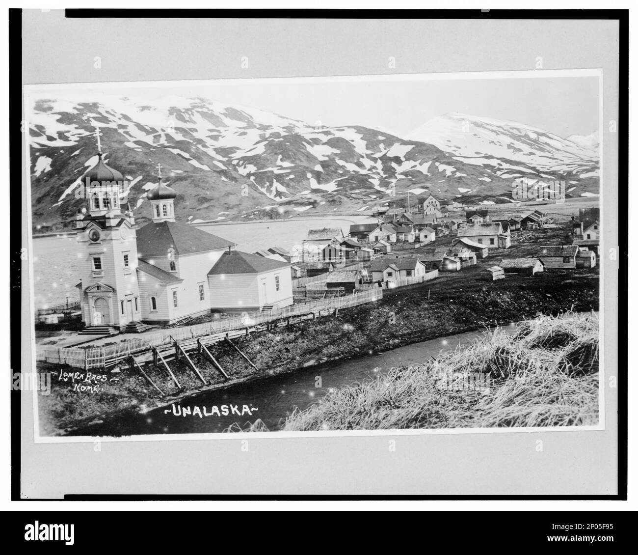 Stadt- und Bergszene, Unalaska. Frank and Frances Carpenter Collection , Gift; Mrs. W. Chapin Huntington; 1951, Cities & Towns,Alaska,Unalaska,1890-1940, Waterfront,Alaska,Unalaska,1890-1940, orthodoxe Kirchen,Alaska,Unalaska,1890-1940, Häuser,Alaska,Unalaska,1890-1940, Vereinigte Staaten,Alaska,Unalaska Stockfoto