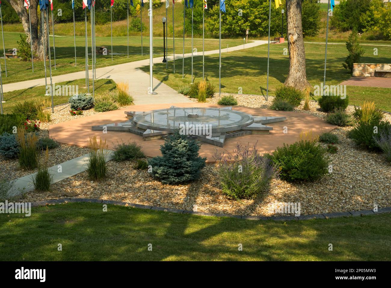 Das Denkmal, das symbolisch das geografische Zentrum der Vereinigten Staaten kennzeichnet, liegt in einem ruhigen Park in Belle Fourche, South Dakota. Stockfoto