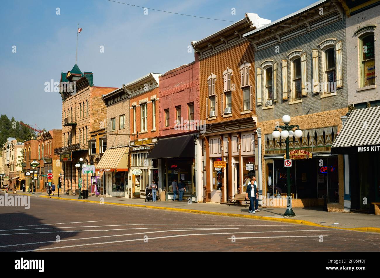 Geschäfte, Saloons und andere Attraktionen bringen Besucher zur historischen Main St. in der Goldrauschstadt Deadwood, South Dakota, in den Black Hills. Stockfoto