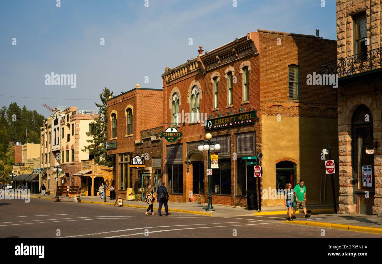 Alte Hotels, Salons und andere Attraktionen bringen Besucher zur historischen Main St. in der Goldrauschstadt Deadwood, South Dakota, in den Black Hills. Stockfoto