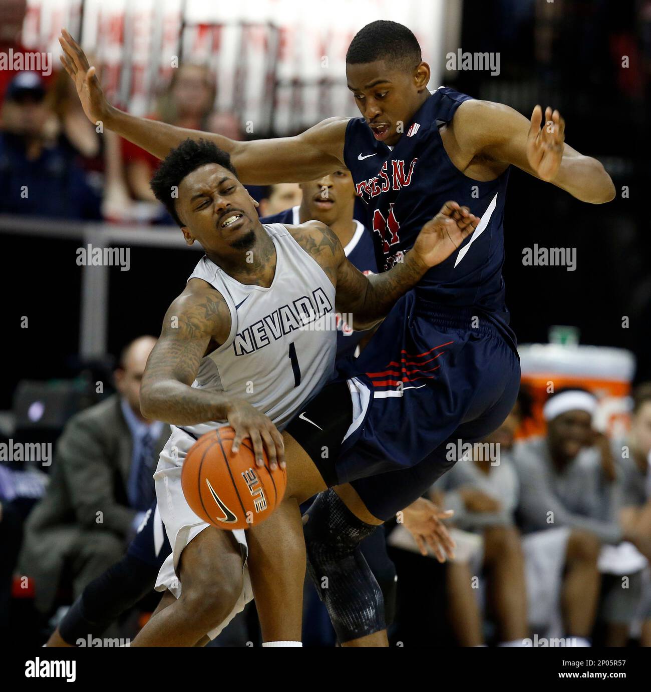 Nevada's Marcus Marshall drives as Fresno State's Bryson Williams defends during the second half of an NCAA college basketball game in the Mountain West Conference tournament semifinals Friday, March 10, 2017, in Las Vegas. Nevada defeated Fresno State 83-72. (AP Photo/Isaac Brekken) Stockfoto