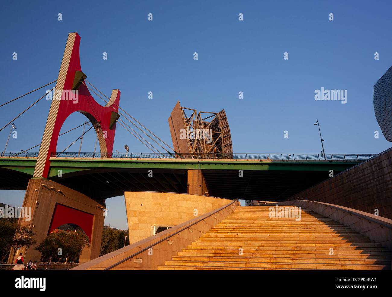 Bilbao, Spanien - 02. August 2022: Blick auf die Brücke La Salve von der Treppe des Guggenheim-Museums von Bilbao. Baskenland Stockfoto