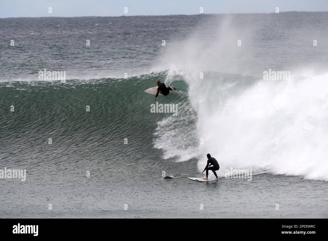 Surfer verpassen einen der Massen in Winkipop in der Nähe von Bells Beach Torquay Victoria an dem Tag, als 3 Boards kaputt waren und die Küste hinuntergefegt wurden Stockfoto