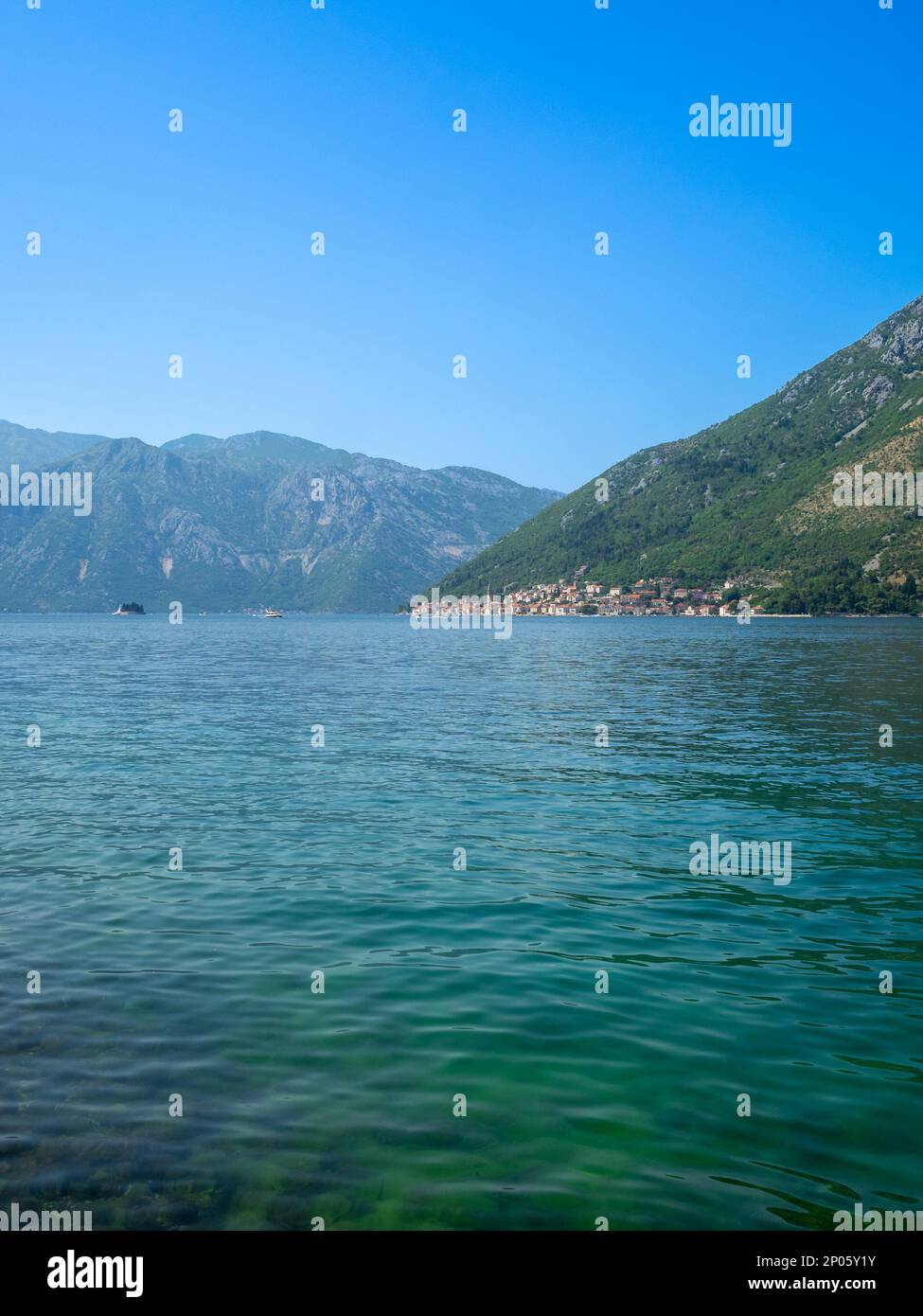Türkisfarbenes Wasser der Bucht von Kotor mit Perast am Horizont, Montenegro Stockfoto