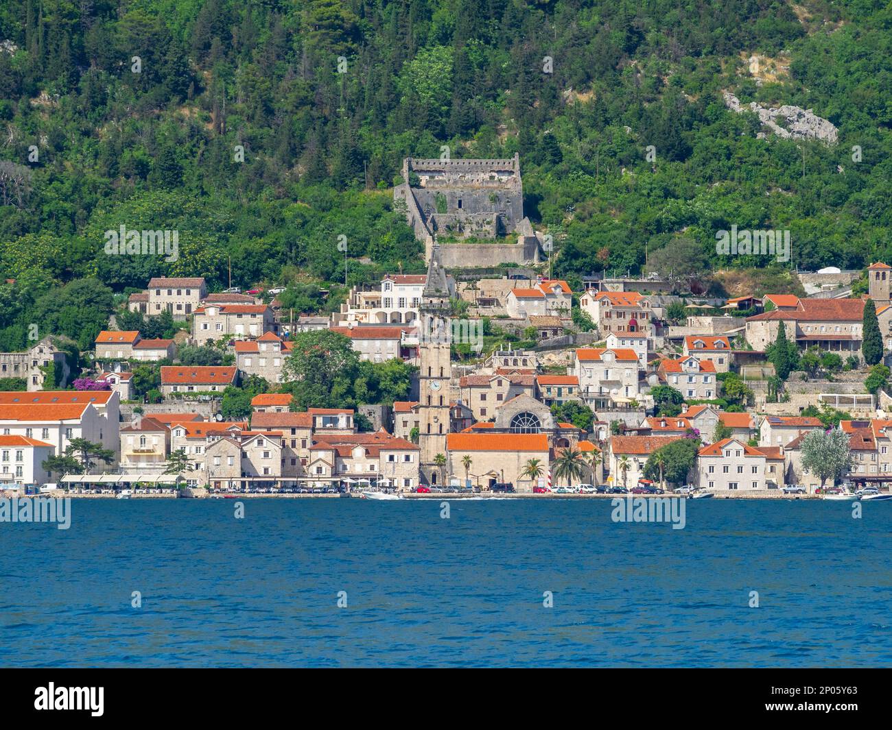 Perast von der anderen Seite der Bucht aus gesehen, Montenegro Stockfoto