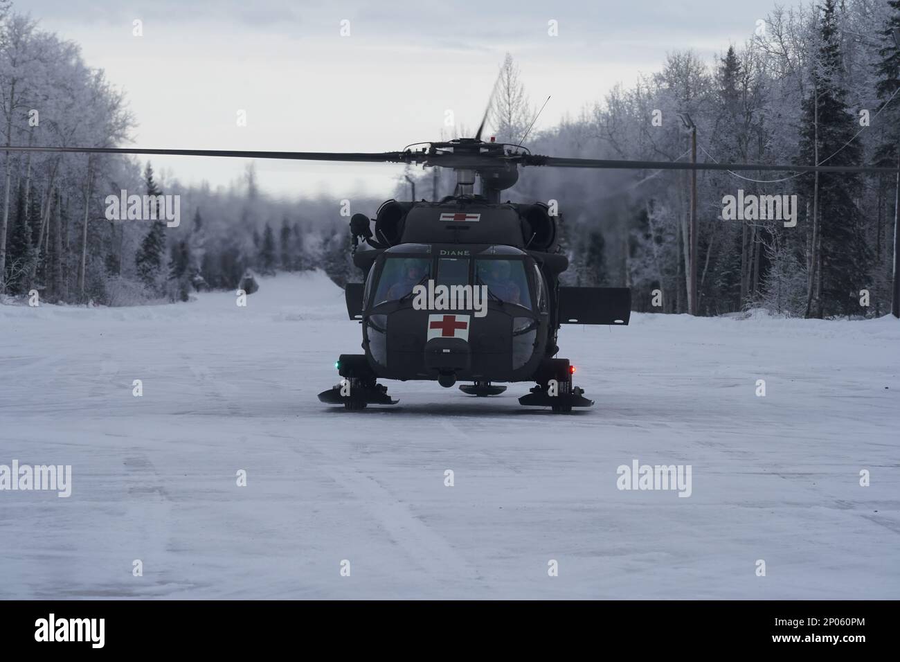 Ein Alaska Army National Guard HH-60m Black Hawk Helikopter, dem 2-211. General Support Aviation Bataillon zugeteilt, nähert sich taktisch dem Camp Mad Bull auf der Joint Base Elmendorf-Richardson, Alaska, 10. Januar 2023. Die Besatzung führte während der Arktis-Übungsübung mit dem 24. Spezialeinsatzflügel eine Evakuierungs- und Aufzugsschulung durch. Das Generalunterstützungsbataillon der Alaska Army National Guard bildet routinemäßig mit allen Zweigen des Militärs und der Zivilbehörden zusammen, um seine operative Interoperabilität zu verbessern und auf ein breites Spektrum von Bundes- und STAT-Diensten vorbereitet zu sein Stockfoto