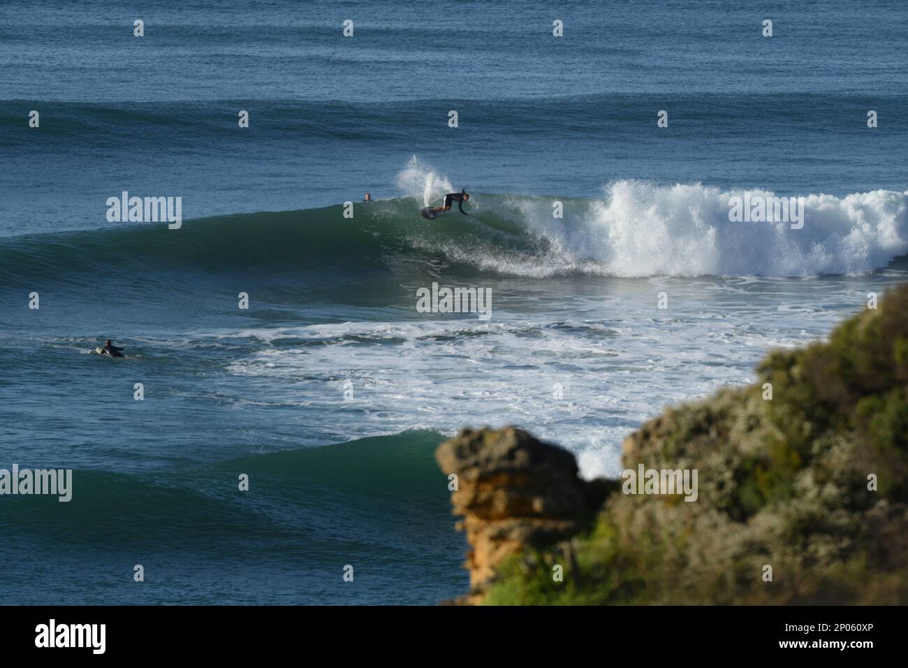 Surfen in der Nähe von Jan Juc an der Surfküste an einem ruhigen Sommermorgen Stockfoto