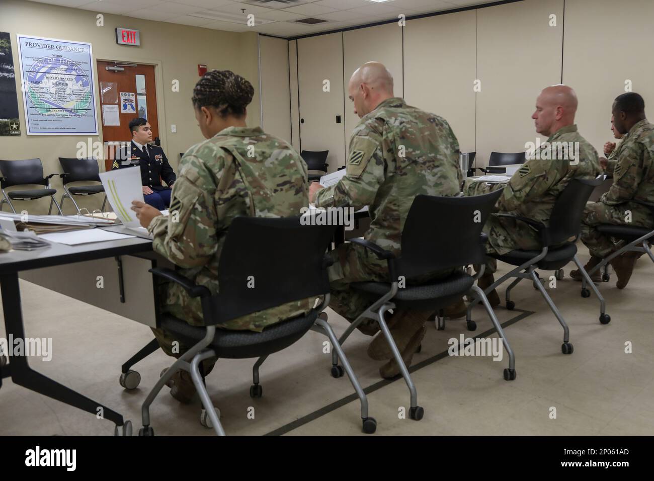 USA Army Sgt. Kevin Izquierdo, dem 14. Field Hospital zugeteilt, beantwortet Fragen der Vorstandsmitglieder während des 3. Division Sustainment Brigade Soldier und nicht kommissionierten Offiziers des Quarter Board in Fort Stewart, Georgia, 10. Februar 2023. Der Soldat und der NCO des Quartalsvorstands unter dem Vorsitz des Brigadekommandos Sergeant Major mit den wichtigsten NCOs der Einheit als stimmberechtigte Mitglieder testeten das militärische Wissen, die Sitten und Höflichkeiten der Soldaten und die Gelassenheit unter Druck. Wettbewerbsereignisse sind ein Test für Mut und Härte, fördern Bereitschaft und Esprit de Corps und sind ein grundlegender Bestandteil von Stockfoto