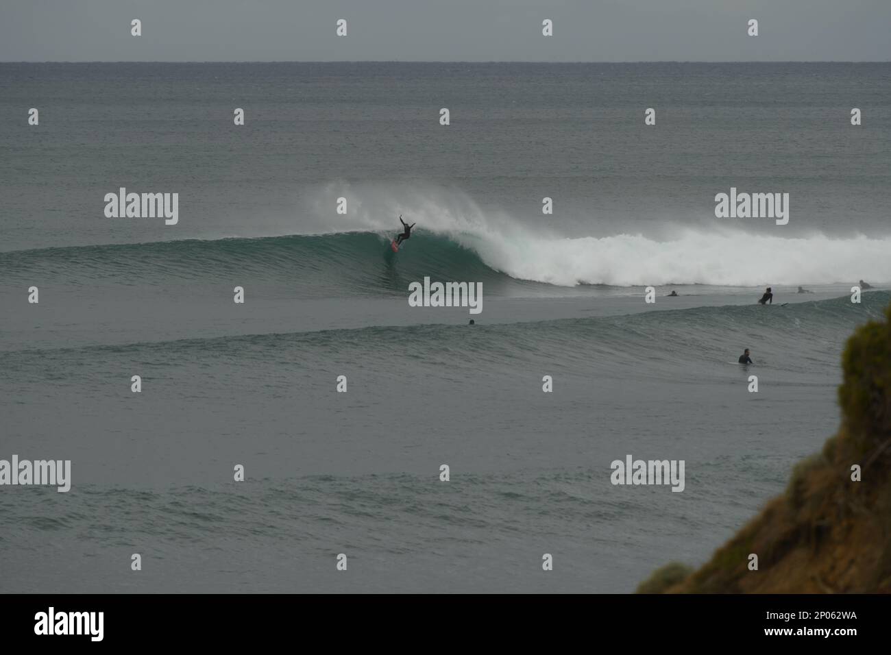 Surfen in der Nähe von Jan Juc an der Surfküste Stockfoto