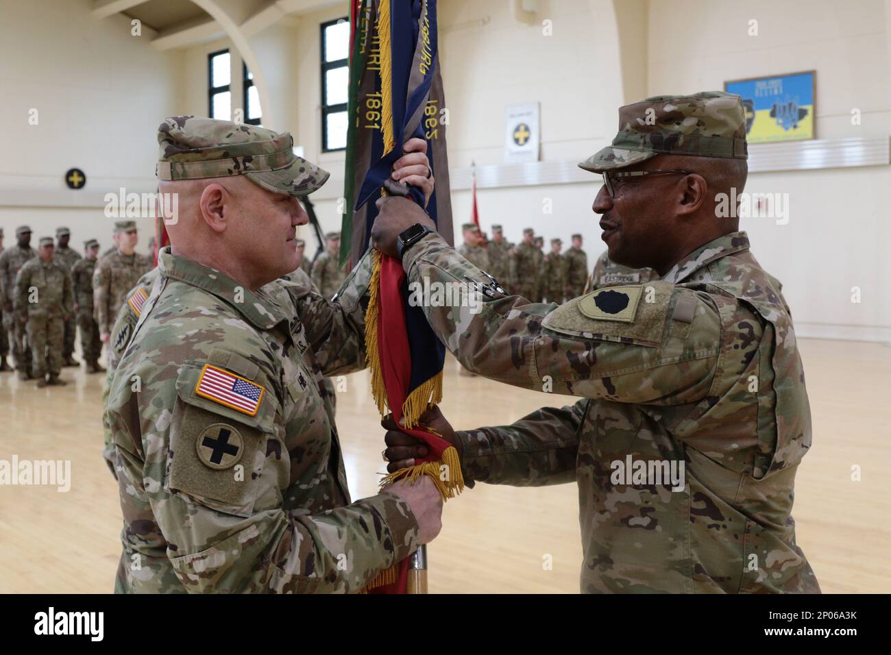 Oberst Seth Hible von Winfield, Illinois, übernimmt das Kommando über das 33. Infanterie-Brigaden-Kampfteam (IBCT) der Illinois National Guard von Oberst Michael Eastridge, nachdem er den Guidon von Brigade erhalten hat. General Rodney Boyd, Assistant Adjutant General - Army of the Illinois National Guard und Commander der Illinois Army National Guard, am 8. Januar 2023 im Illinois National Guard Readiness Center in Urbana. Stockfoto