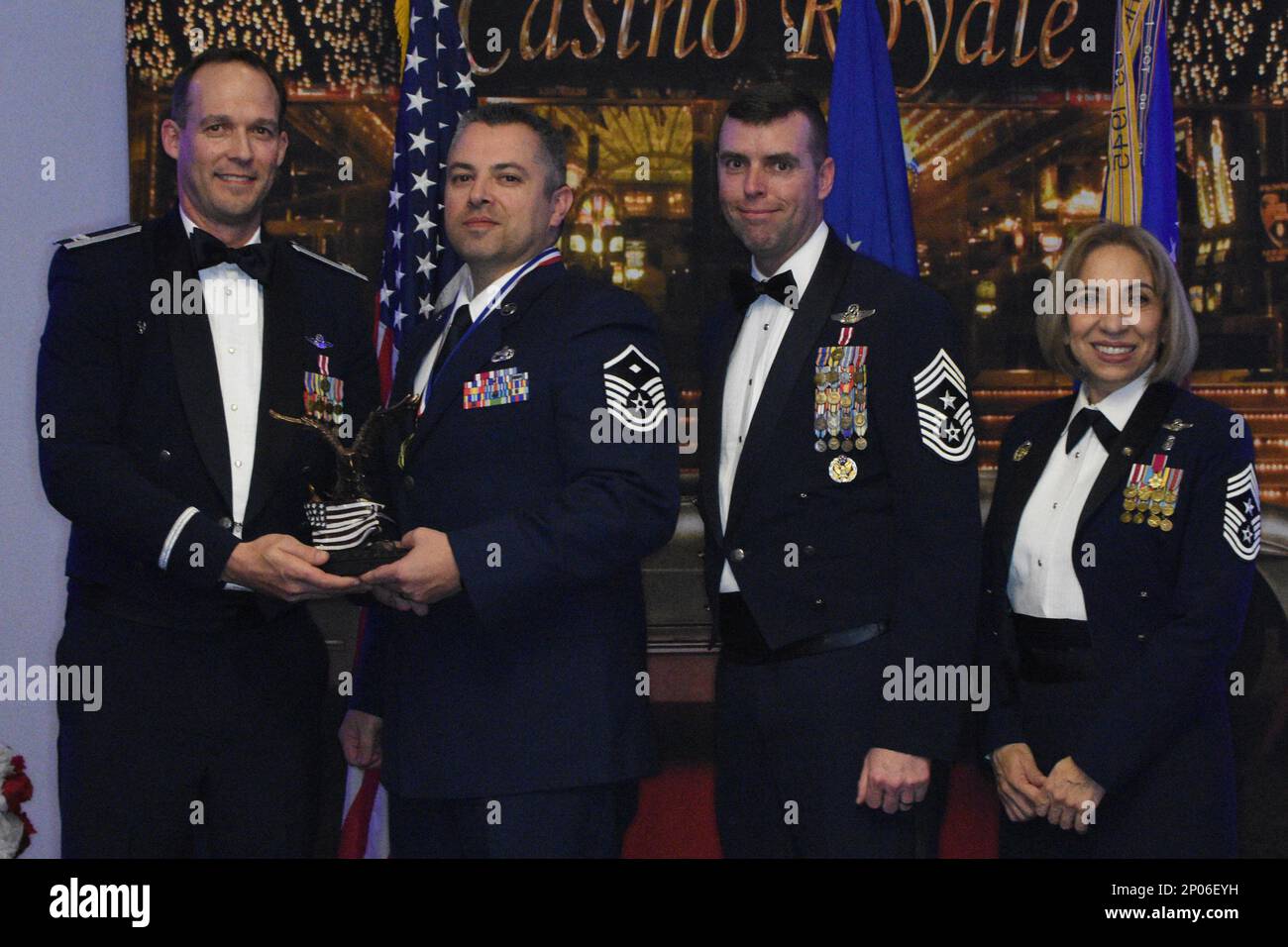 Oberst Benjamin Harrison, 301. Kampfflügelkommandant, Oberstleutnant Michael Senigo, 301. FW-Befehlshaber, Und Chief Master Sgt. Ericka Kelly, pensioniert, überreicht Master Sgt. David Flores den ersten Sergeant des Jahres Preis während der 2022 301 FW Annual Awards Zeremonie in Fort Worth, Texas, am 4. Februar 2023. Herzlichen Glückwunsch an die Gewinner und Nominierten. Stockfoto