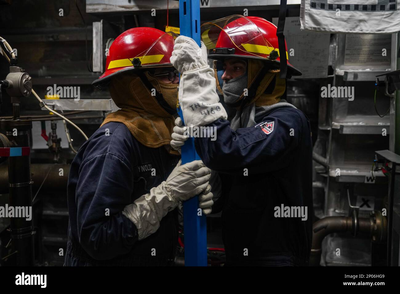 SINGAPUR (31. Januar 2023) Seeleute montieren Metallabdeckungen während einer Übungsübung an Bord des Kampfschiffs USS Oakland der Unabhängigkeitsklasse (LCS 24) am Changi Naval Base, Singapur, 31. Januar 2023. Oakland, Teil der Destroyer-Staffel 7, ist im Rotationseinsatz im US-Flottengebiet 7., um die Interoperabilität mit Alliierten und Partnern zu verbessern und als einsatzbereite Eingreiftruppe zur Unterstützung einer freien und offenen Region im Indo-Pazifik zu dienen. Stockfoto