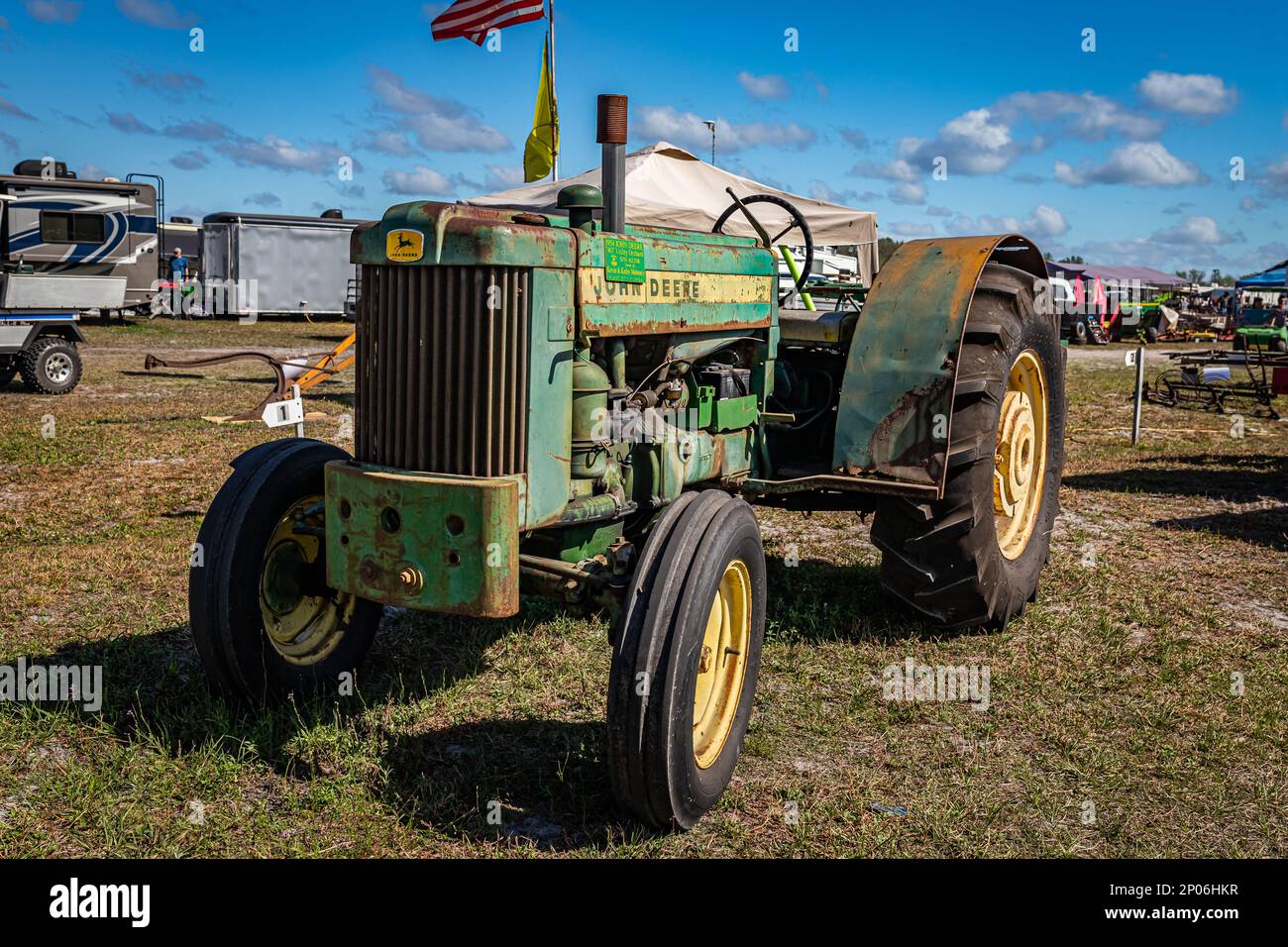 Fort Meade, Florida - 24. Februar 2022: Perspektivische Vorderkantenansicht eines John Deere Modell 40 Nutztraktors aus dem Jahr 1954 auf einer Traktormesse vor Ort. Stockfoto