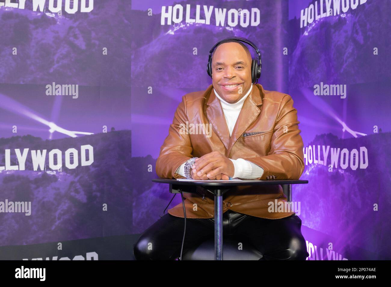 TV-Moderator Tyrone Jackson am Set von Hot in Hollywood Talk Stockfoto