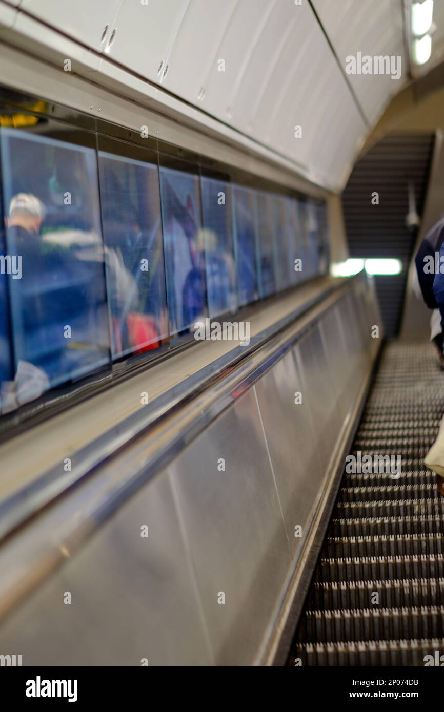U-Bahn-Eskalator in der Londoner U-Bahn Stockfoto
