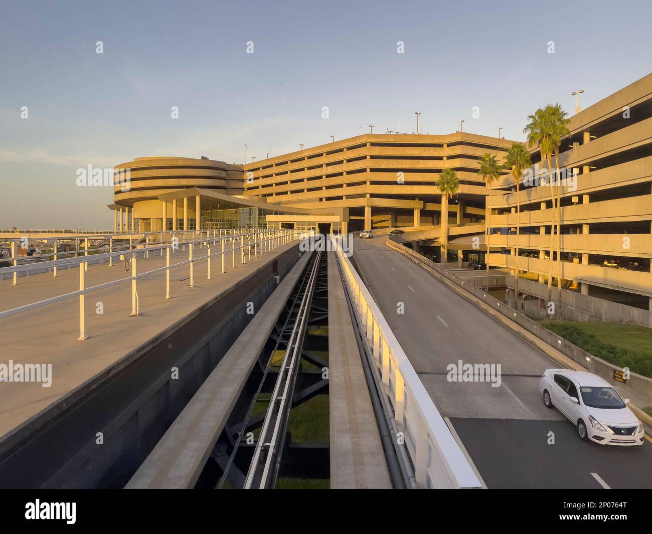 Tampa, Florida, USA. 2022. Blick auf die Shuttle-Gleise zwischen Flughafengebäuden und Terminals, Stockfoto