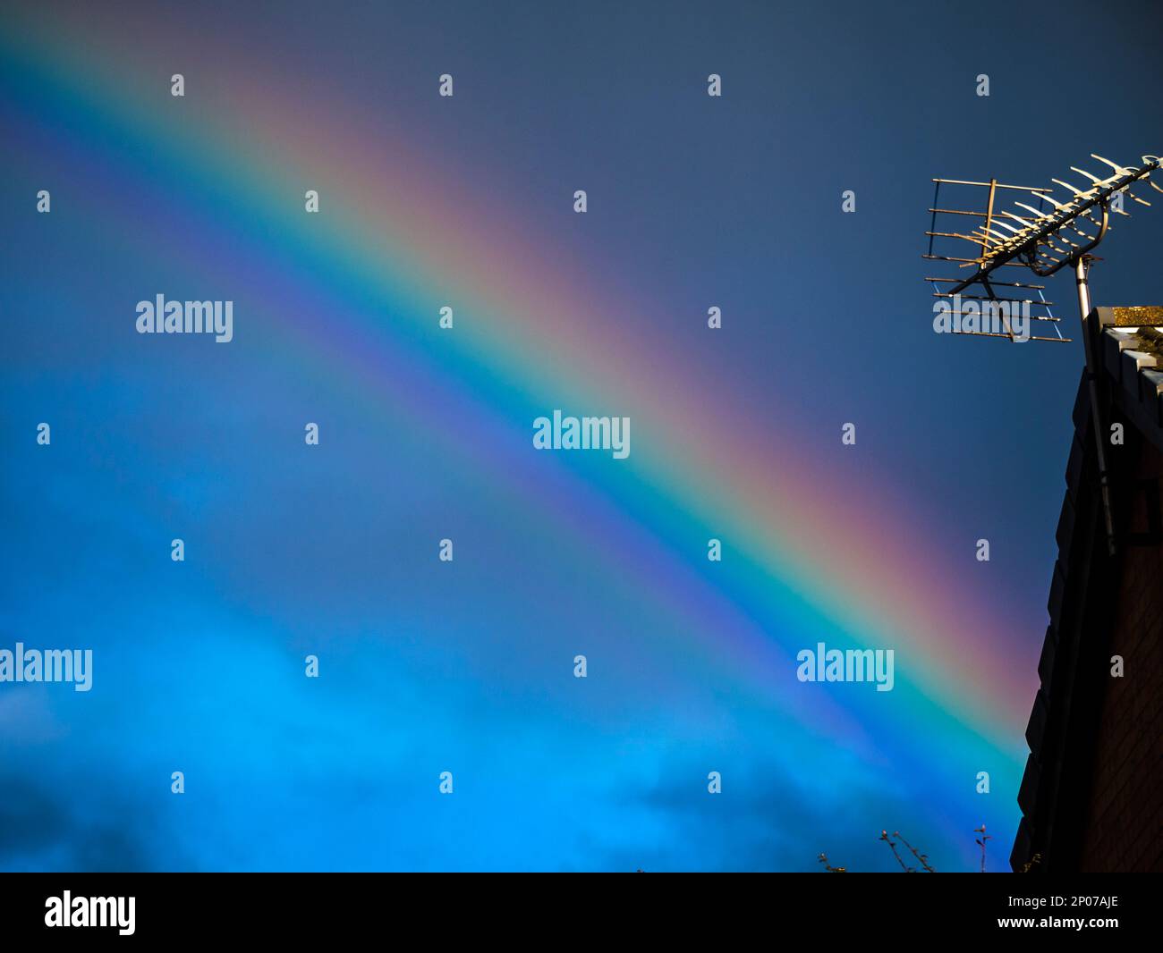 Regenbogen über Burnley in Lancashire bei einem leichten Regenschauer und hellem Sonnenschein Stockfoto