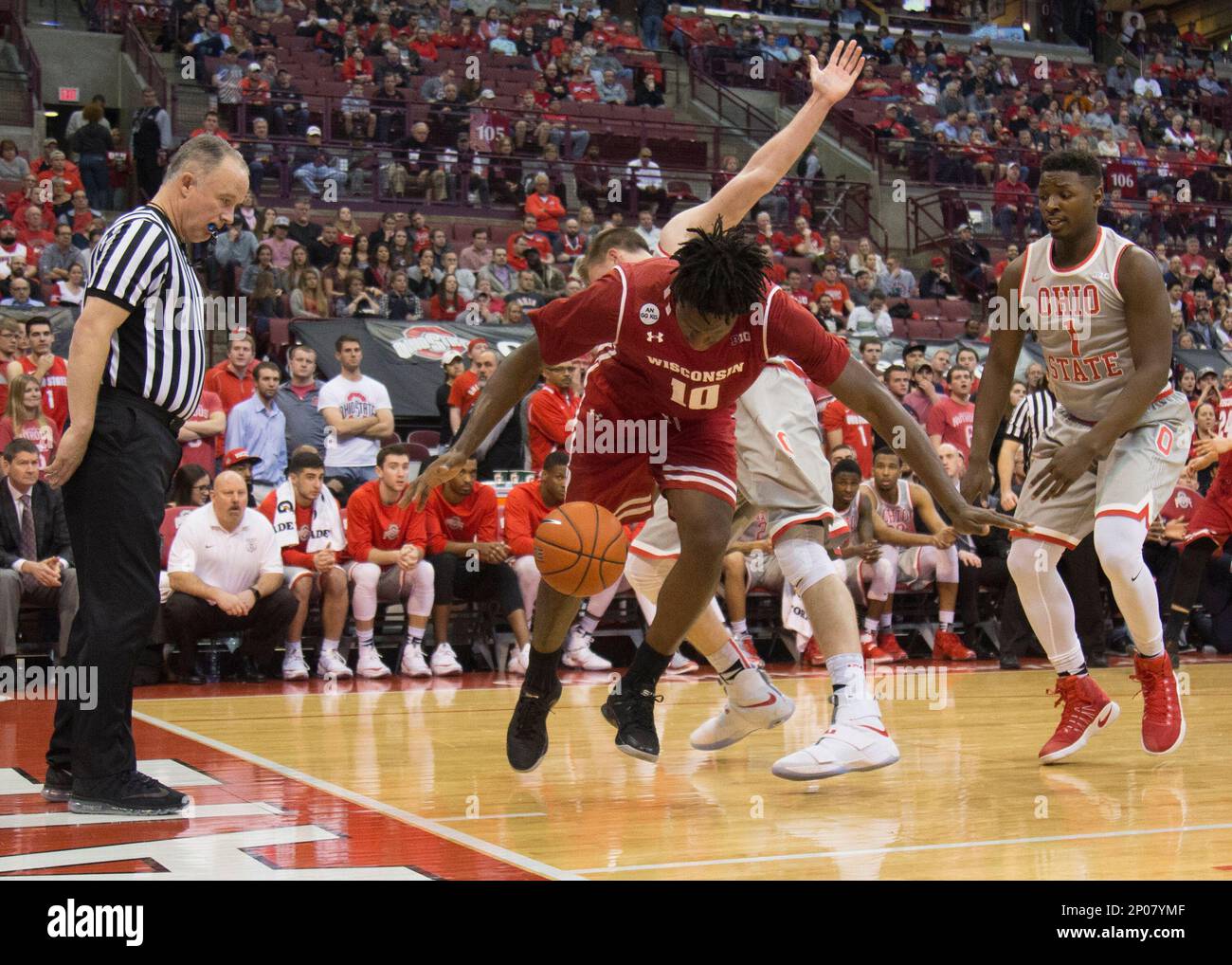 COLUMBUS, OH - FEBRUARY 23: Nigel Hayes #10 of the Wisconsin Badgers tripped by Micah Potter #0 of the Ohio State Buckeyes during the first half of the game between the Ohio State Buckeyes and the Wisconsin Badgers held at the Value City Arena in Columbus, Ohio on February 23rd, 2017.(Photo by Jason Mowry/Icon Sportswire) (Icon Sportswire via AP Images) Stockfoto