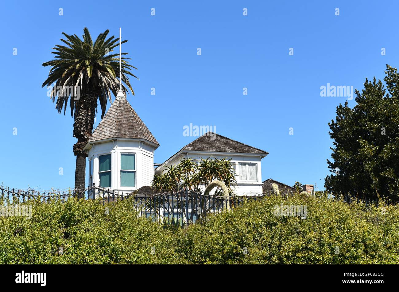 HUNTINGTON BEACH, KALIFORNIEN - 02. MÄRZ 2023: Newland House ist ein Bauernhaus aus dem Jahr 1898 im Queen Anne-Architekturstil, die älteste Residenz in HB und Listen Stockfoto