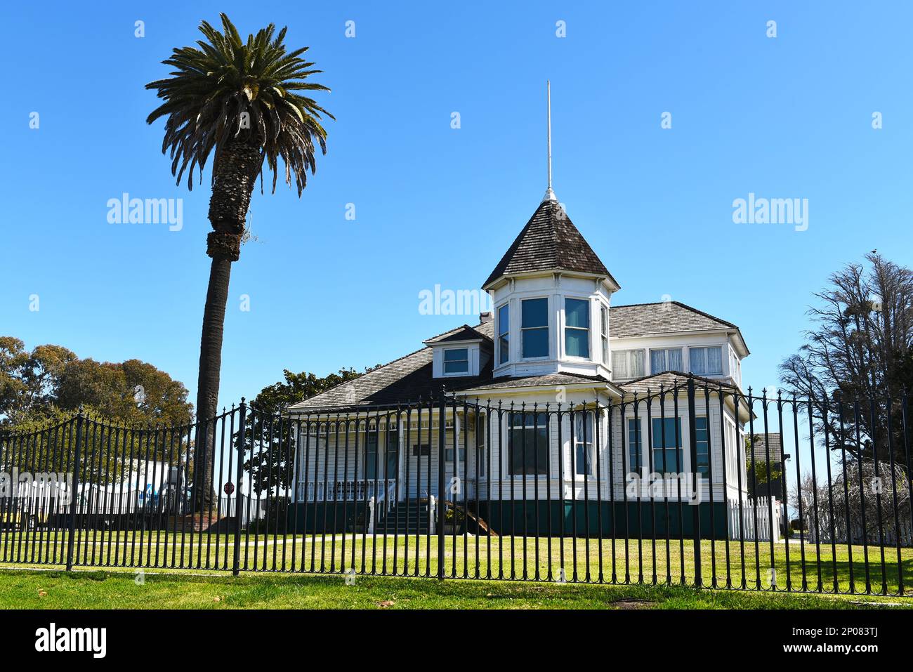 HUNTINGTON BEACH, KALIFORNIEN - 02. MÄRZ 2023: Newland House ist ein Bauernhaus aus dem Jahr 1898 im Queen Anne-Architekturstil, die älteste Residenz in HB und Listen Stockfoto