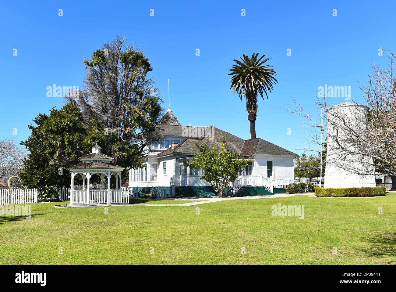 HUNTINGTON BEACH, KALIFORNIEN - 02. MÄRZ 2023: Rückblick auf das Newland House, die älteste Residenz in HB und im National Register of Historic aufgeführt Stockfoto