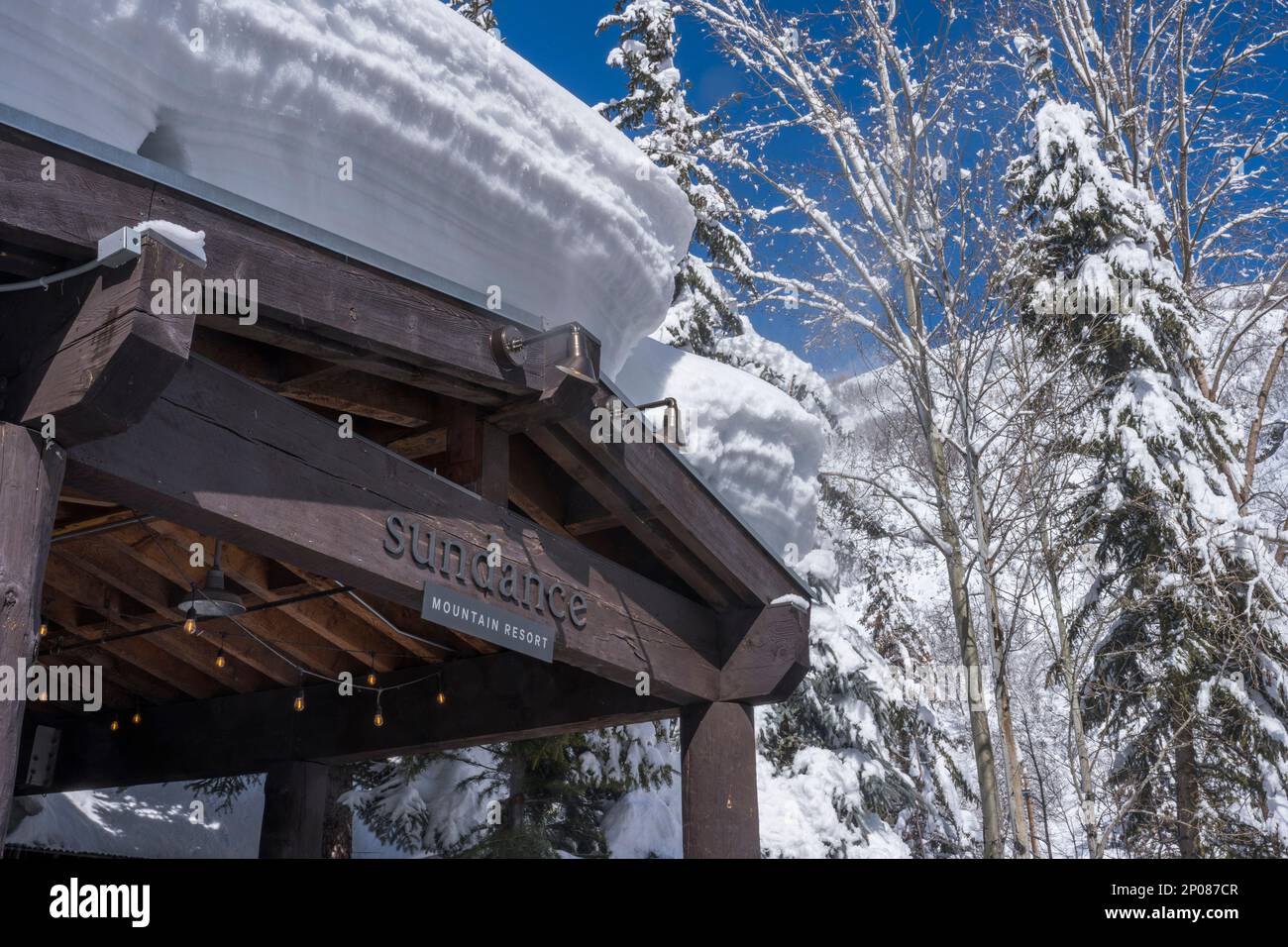 Blick auf das Eingangsgebäude des Sundance Resort im Winter, auch bekannt als Sundance Mountain Resort, ein Skigebiet, das sich 13 Meilen (21 km) nördlich der Stadt befindet Stockfoto