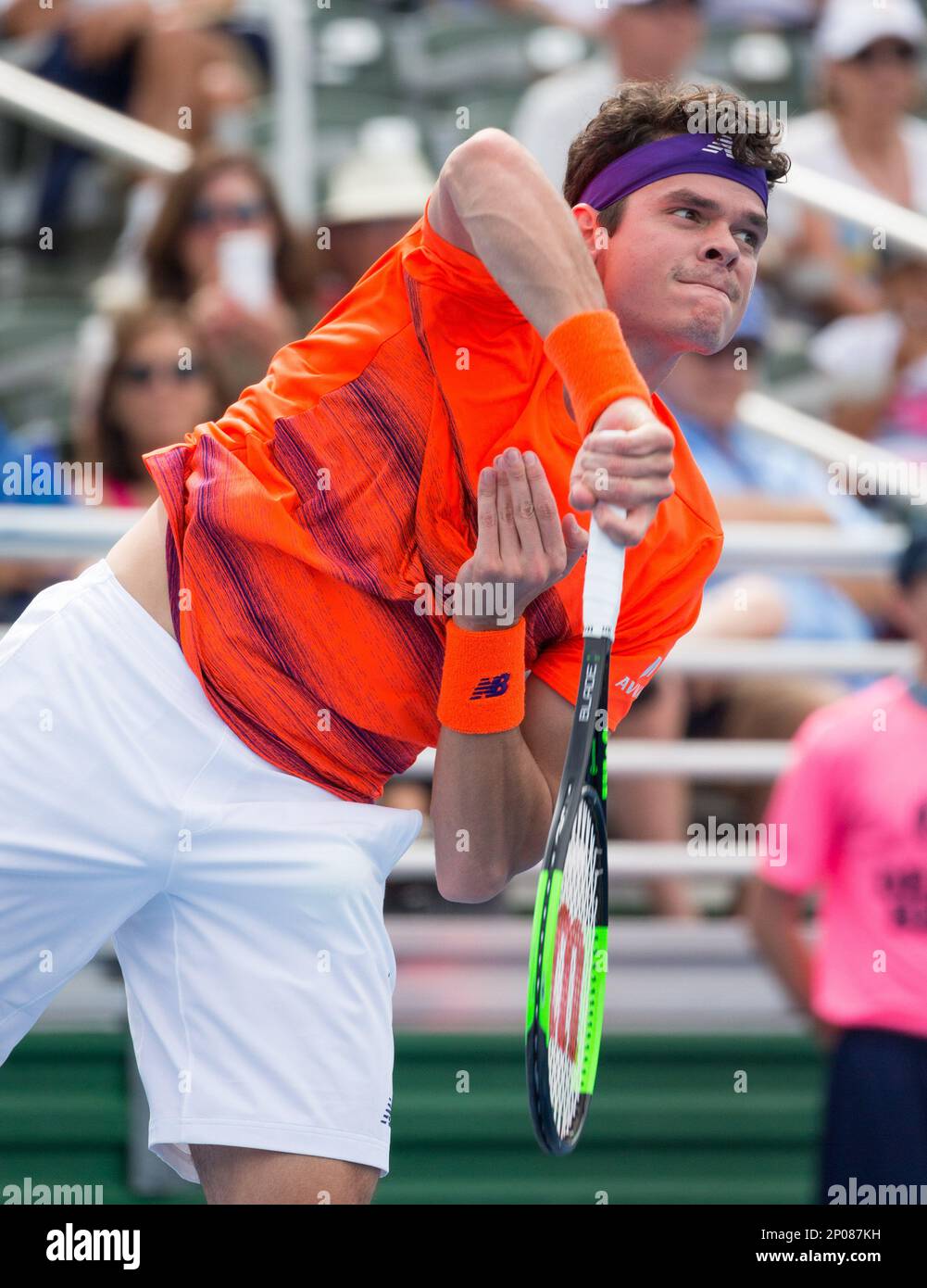 February 21, 2017: Milos Raonic, of Canada, serves against Tim Smyczek, of the United States, during a first round game of the 2017 Delray Beach Open professional tennis tournament, played at the Delray Beach Stadium & Tennis Center in Delray Beach, Florida, USA. Milos Raonic defeated Tim Smyczek 6:1 6:4. Mario Houben/CSM (Cal Sport Media via AP Images) Stockfoto