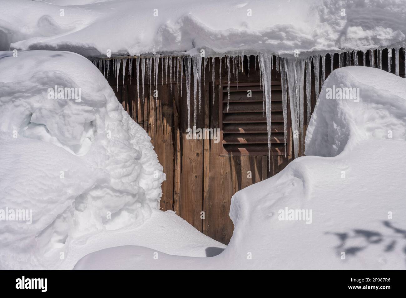 Eiszapfen auf den Gebäuden des Sundance Resorts im Winter, auch bekannt als Sundance Mountain Resort, ein Skigebiet, das sich 13 Meilen (21 km) nördlich der Stadt befindet Stockfoto