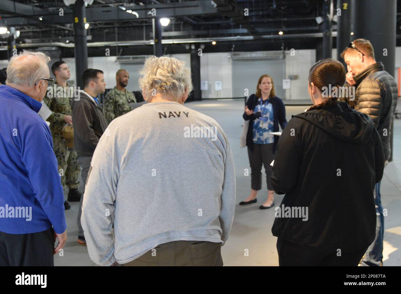 Laura Orr, Director of Education im Hampton Roads Naval Museum, bietet eine ehrenamtliche Schulung und Orientierung im Decker Half Moone Cruise and Celebration Center in Downtown Norfolk, Virginia, an. Diese Schulung und Orientierung fand im Rahmen der 12. Jährlichen Veranstaltung „Brick by Brick: LEGO Shipbuilding“ des Museums statt, die am Samstag, den 4. Februar 2023, stattfinden sollte und bei der die meisten Mitarbeiter im aktiven Dienst in den USA tätig waren Soldaten und Veteranen der Navy werden sich während der Veranstaltung freiwillig melden. Stockfoto