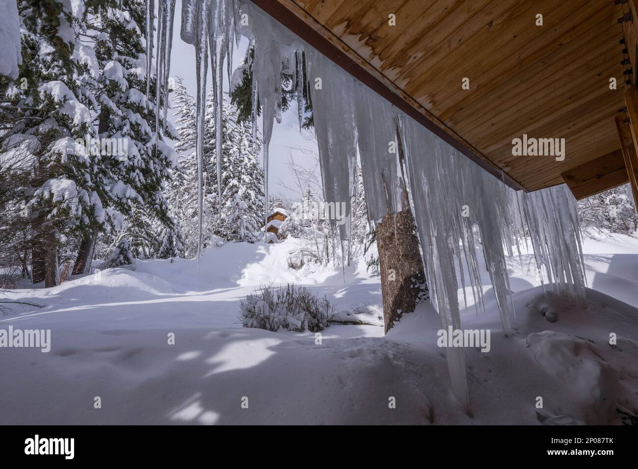 Eiszapfen auf den Gebäuden des Sundance Resorts im Winter, auch bekannt als Sundance Mountain Resort, ein Skigebiet, das sich 13 Meilen (21 km) nördlich der Stadt befindet Stockfoto