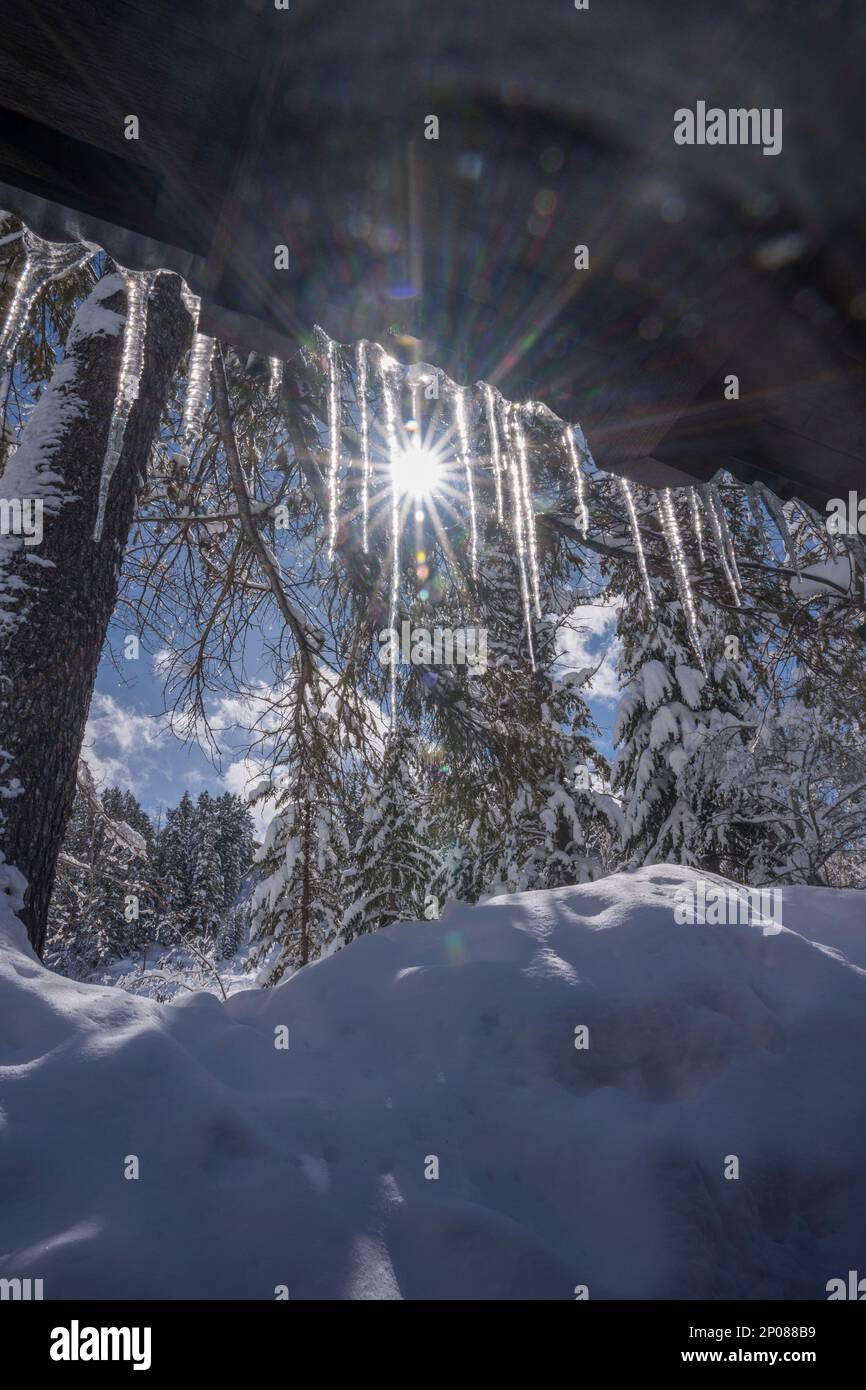 Eiszapfen mit einem Sonnenschein auf den Gebäuden des Sundance Resorts im Winter, auch bekannt als Sundance Mountain Resort, ein 13 Meilen (2,4 km) entferntes Skigebiet Stockfoto